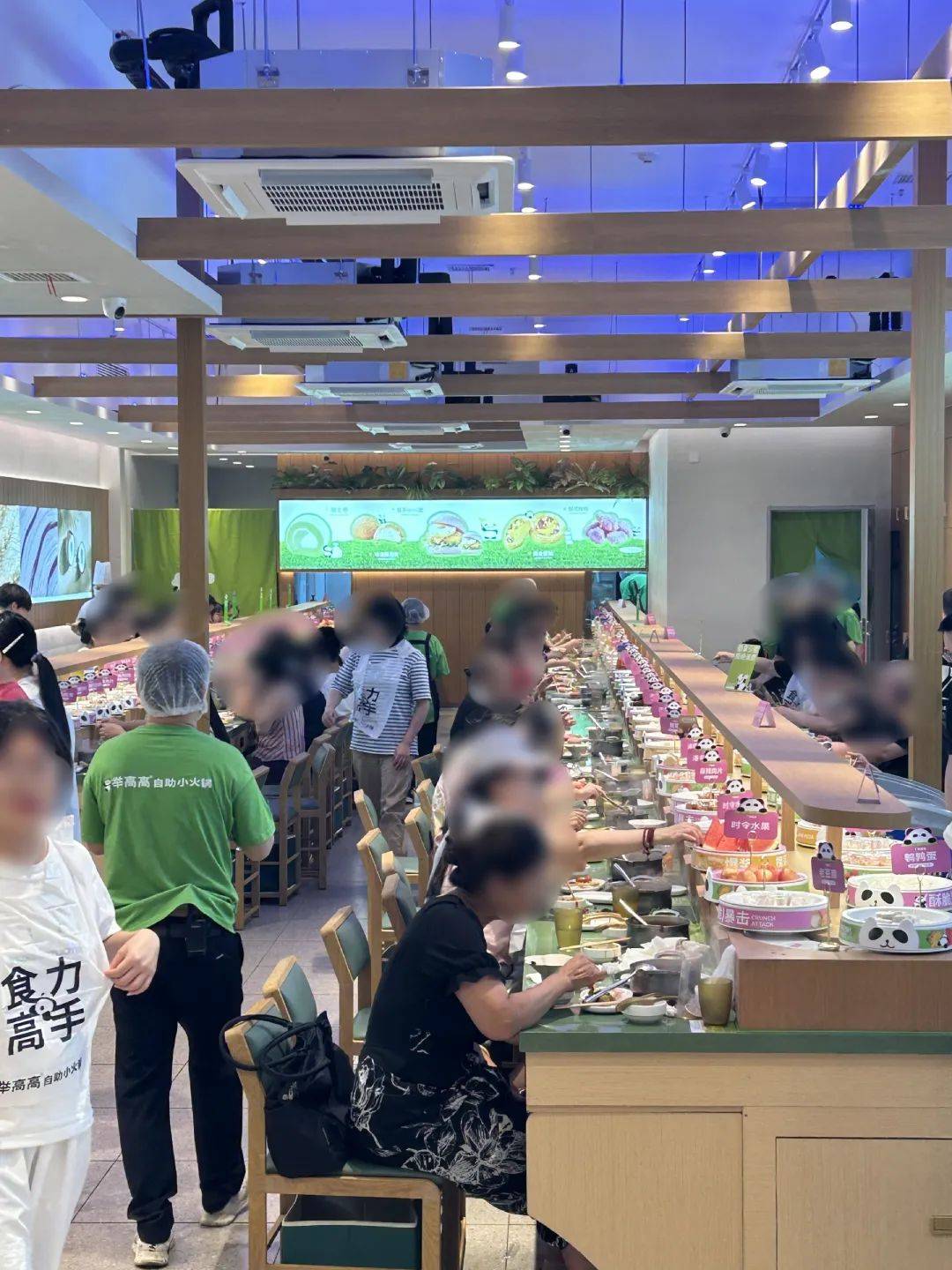 海底捞红石榴跑出一匹黑马599 元百道菜